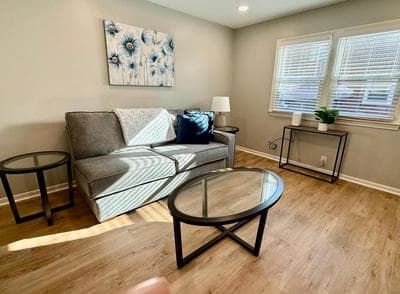 Joslyn 1- Newly Refinished 1 Bdrm