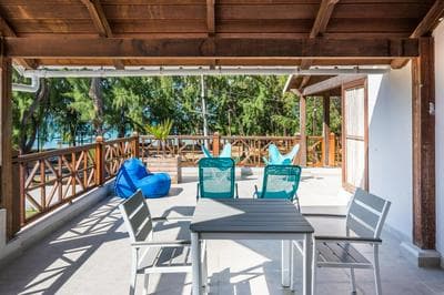 Quaint 2BDR Apt in Melville Public Beach w pool