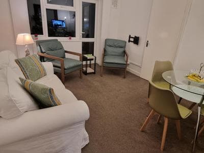 conveniently located comfortable apartment close to Notting Hill