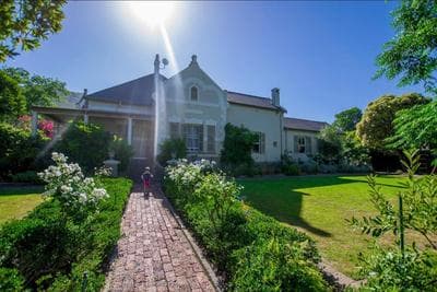 1-Bed Cottage ,Sleeps 3, Walk to Boys High and Bossa