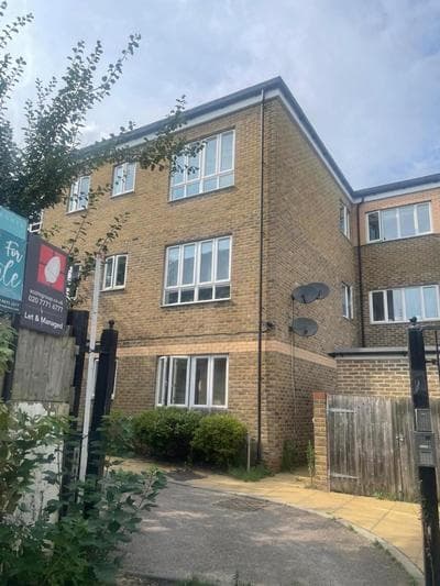 London One Bedroom Apartment in a Gated Community