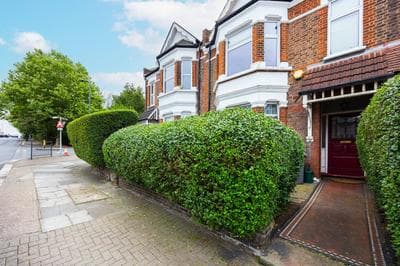 Pretty 2 bed garden apartment zone 2
