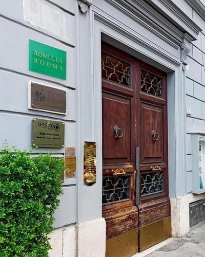 Romulus Rooms by Hostand