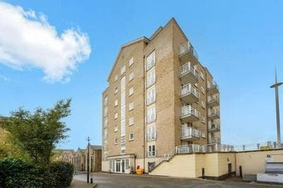 2 bed 2 bath riverside property with views over Thames near Canary Wharf