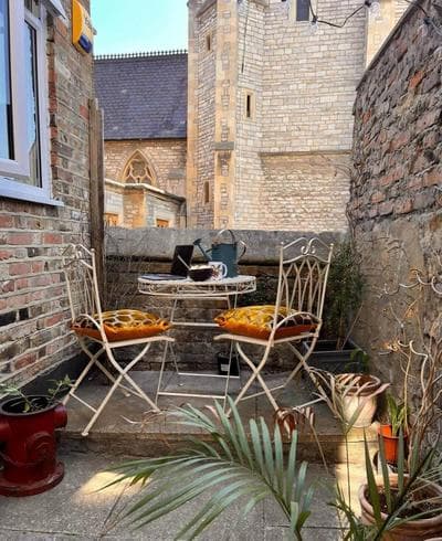 Bright & Stylish Flat w Patio