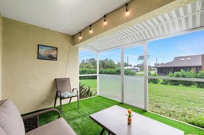 Modern 2 Bedroom 2 Bathroom Pet Friendly Garage & Lanai