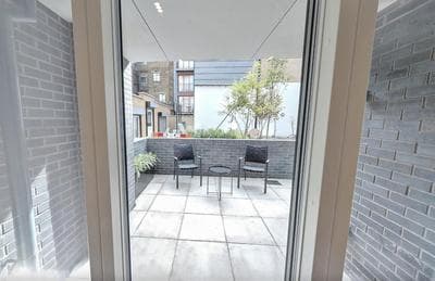 Londwell, Stylish Docklands Flat with Private Terrace