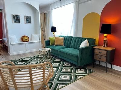 Monkey Jungle Vibrant 2-BDRM Rooftop Access, Unit #6