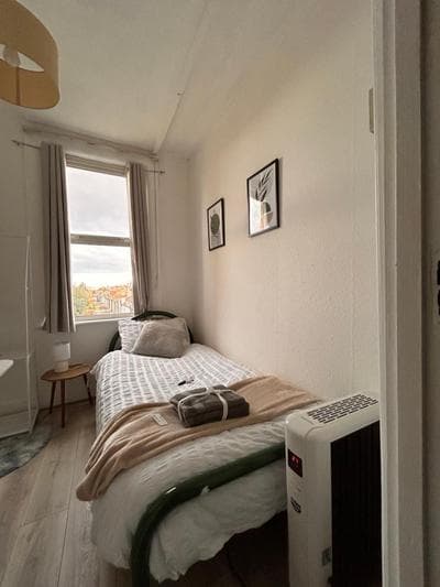 Cozy single room near station
