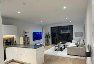 Luxury 2 bedroom apartment in Royal Wharf by City Airport