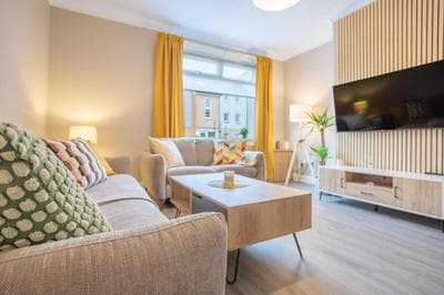 Stylish Two Bedroom Apartment with Private Parking