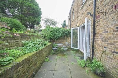 Modern 1BD Basement Flat Near Victoria Park London