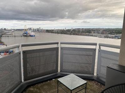 Luxury 2 bedroom Apartment by the River Thames
