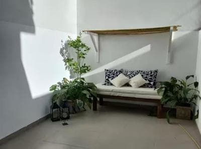 Amplio monoambiente con patio
