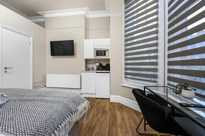 Cozy Sunlit Studio with Kitchenette