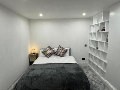 2 bedroom subterranean luxury flat in Euston