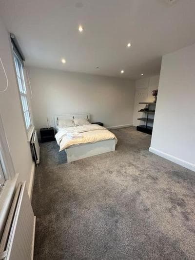 Modern & Spacious London City Apartment