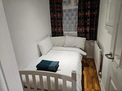 Mitcham Junction - 2 Bed Apartment - Sleeps 6