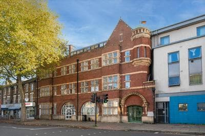 Spacious 2 Bedroom Apartment Near London Excel & Canary Wharf with Free Gated Parking