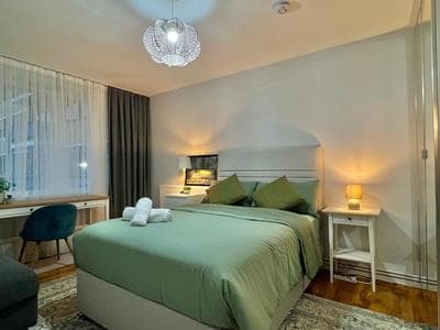 High End 3-Bedroom Flat with Balcony, Perfect Stay