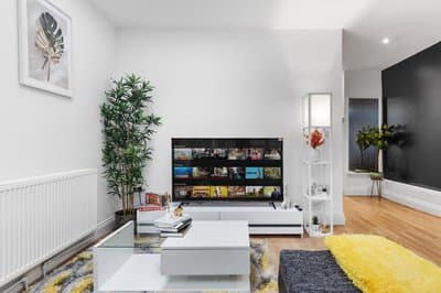 Stylish 2-Bed London House with Garden & Parking-Only 15 Mins to Central London! Sleeps 6 People - Save on Long Stays!