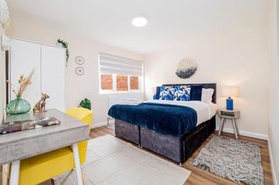 Beautiful 3 Bedrooms-2 Bathrooms 8 Minutes Walk from Hanwell Station, Sleeps 7