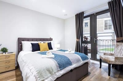 Central London Flat with Patio and Work Space Sleeps 4