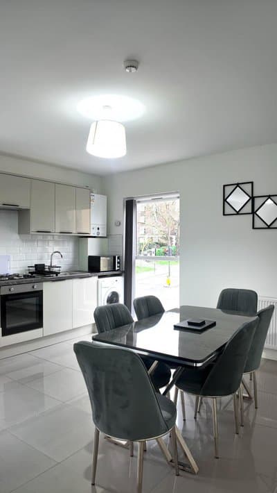 Duplex 3 Bed Apt with patio in Camden WR202