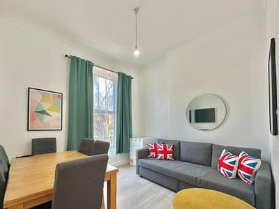 Bright flat in Maida Hill