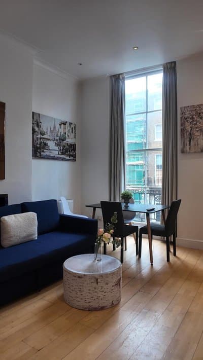 Cozy Apartment Sleep 5 in Berkely BK3