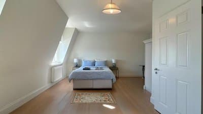 Spacious Guest Studio - En-Suite - Central - Calm View
