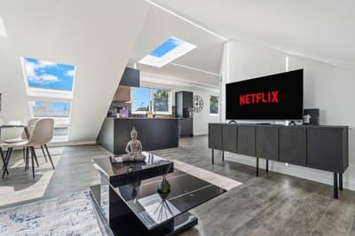 Stunning Penthouse-Style 2-Bed Uxbridge