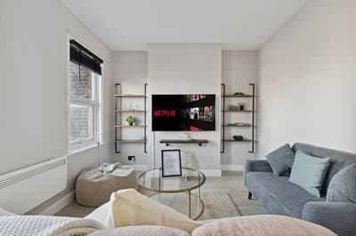 2 Bedroom Cosy London Cottage Flat
