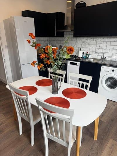 Deluxe Suite w PS5, Balcony, Netflix, Sleeps 6, ideal for relocators and professionals