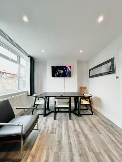 Bright Flat near Neasden Station