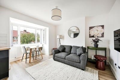 Host My Nest - 1 Bed Apartment with Free Parking