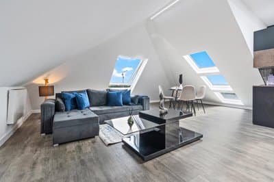 Luxury Top Floor Apt Free Parking