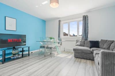 Spacious 2 Bed Flat Croydon Parking