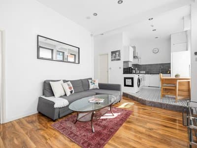 Pass the Keys Calm Brick Lane Area Stay, 2BR Home