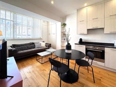 Flat B - Montagu St Residence