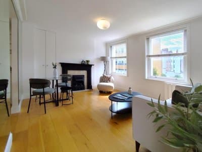 Flat D - Montagu St Residence