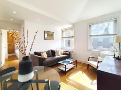 Flat E - Montagu Residence