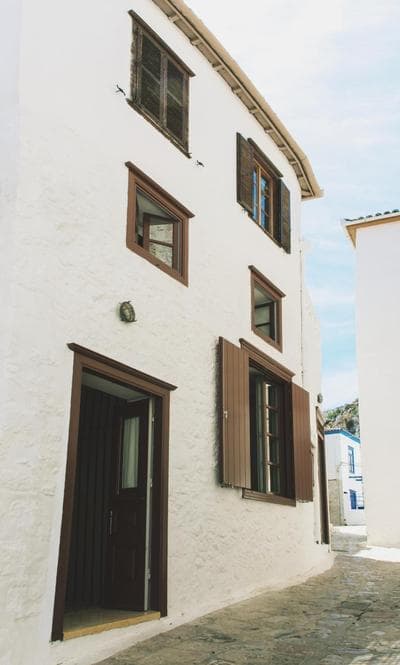 Alleyway House