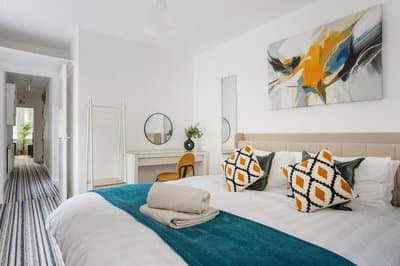 Abodess - Prime Euston Residences with Superking Bed