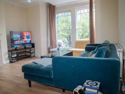 3 bed Apartment London with Balcony & Workspace