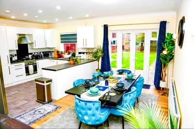 4 Bed Contractor House Free Parking Heathrow