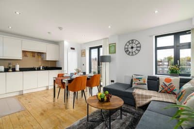 Modern Top-Floor 2-Bedroom, 2-Bathroom Apartment with Lift & a Private Balcony, Sleeps 6