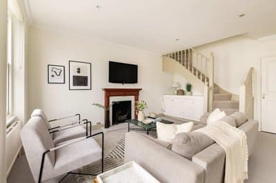 Stylish West Kensington Duplex with Modern Comforts