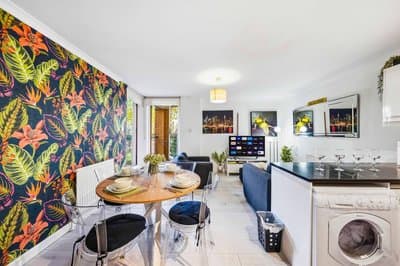 London Central 2 Bathroom Flat with Parking & Balcony