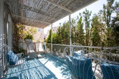Central Apt Private Balcony & Rooftop Access - CT1